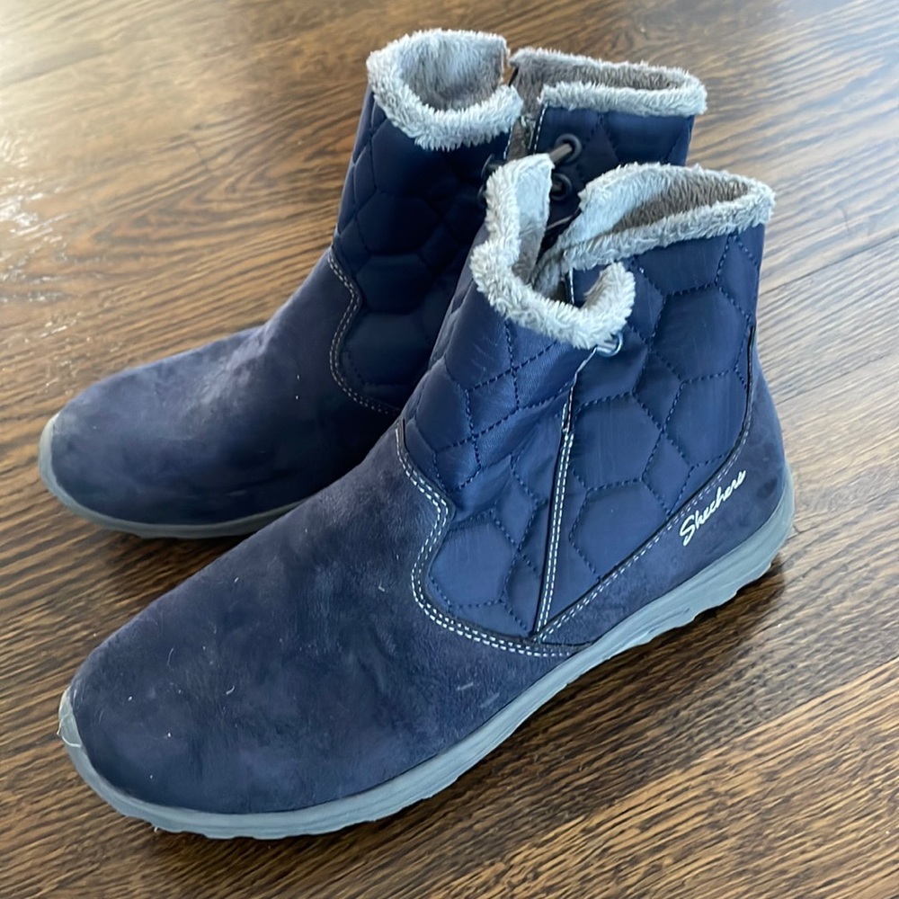 Skechers navy ankle boots. Fur lined. Sz 8. Great condition!
